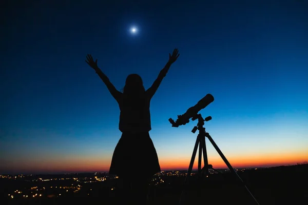 Silhouette Une Femme Télescope Avec Ciel Crépusculaire — Photo