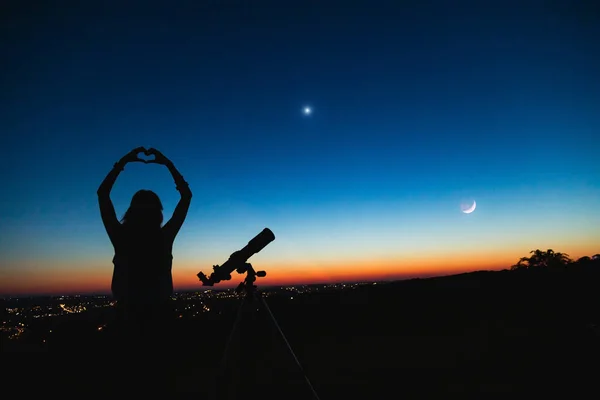 Σιλουέτα Γυναίκας Και Τηλεσκόπιο Ουρανό Λυκόφωτος — Φωτογραφία Αρχείου