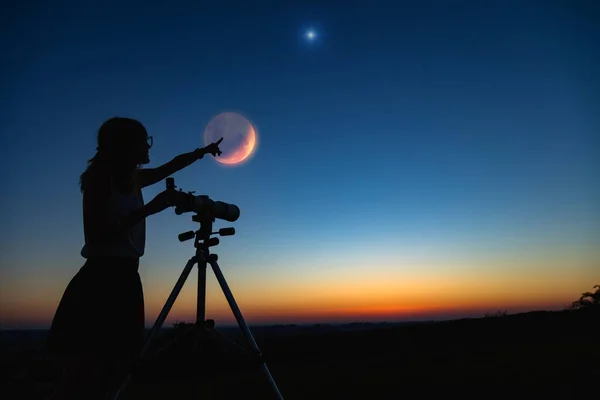 Silhouette Einer Frau Und Teleskop Mit Dämmerungshimmel — Stockfoto