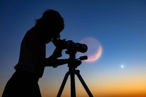 Silhouette Une Femme Télescope Avec Ciel Crépusculaire — Photo