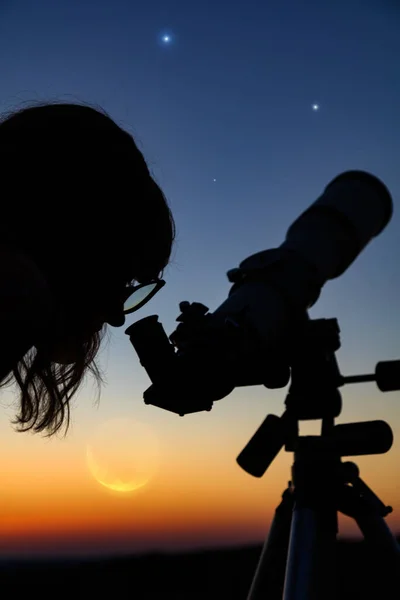 Silueta Una Mujer Telescopio Con Cielo Crepuscular — Foto de Stock