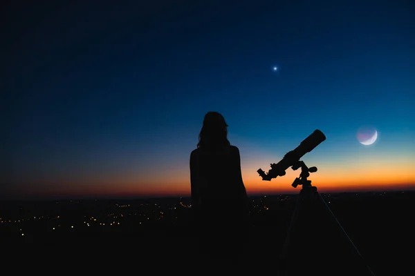 Silhuett Kvinna Och Teleskop Med Skymning Himmel — Stockfoto