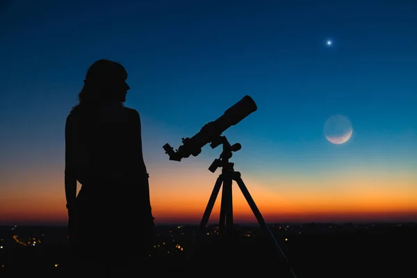 Egy Sziluettje Teleszkóp Alkonyatkor — Stock Fotó