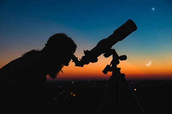 Silhouet Van Een Vrouw Telescoop Met Schemerlucht — Stockfoto