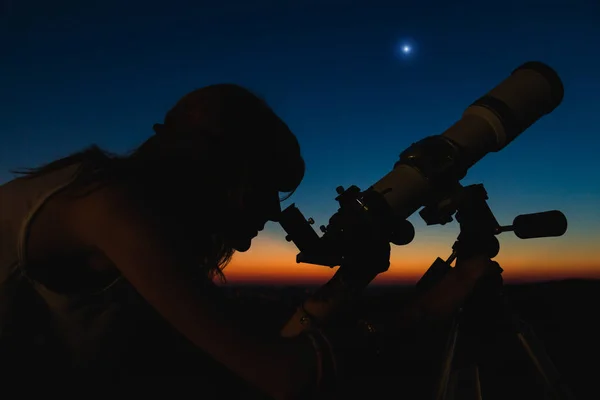 Силуэт Женщины Телескоп Сумеречным Небом — стоковое фото