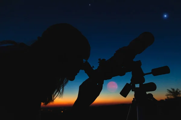 Silhueta Uma Mulher Telescópio Com Céu Crepúsculo — Fotografia de Stock