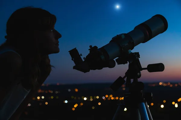 Egy Sziluettje Teleszkóp Alkonyatkor — Stock Fotó