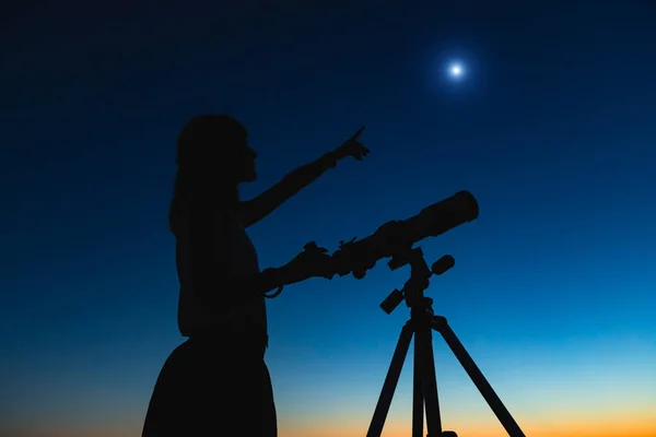 Silueta Una Mujer Telescopio Con Cielo Crepuscular — Foto de Stock