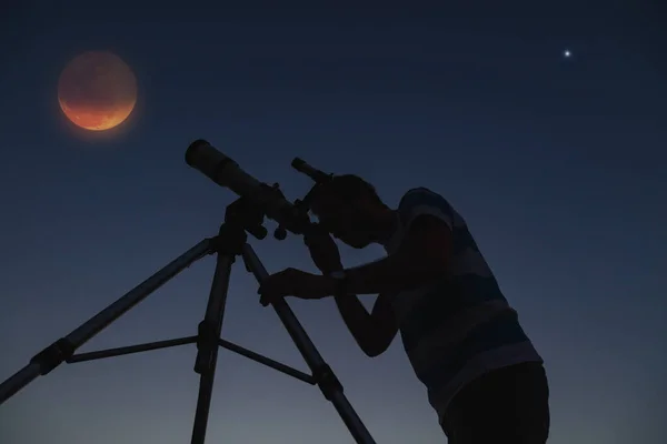 Silhueta Homem Telescópio Com Céu Crepúsculo — Fotografia de Stock