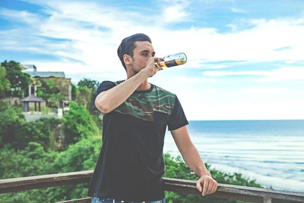 Disfrutando Beber Cerveza Mirando Paisaje Marino Distante Vacaciones — Foto de Stock