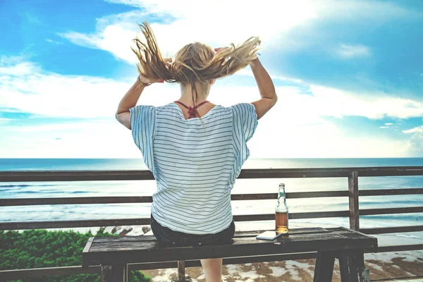 Godendo Bere Birra Guardando Lontano Paesaggio Marino Una Vacanza — Foto Stock