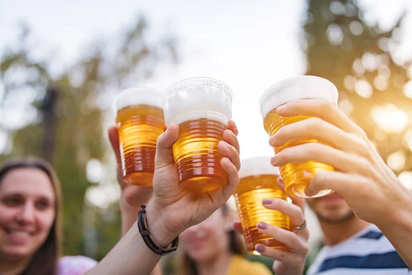 Amigos Disfrutando Beber Cerveza Patio Trasero — Foto de Stock