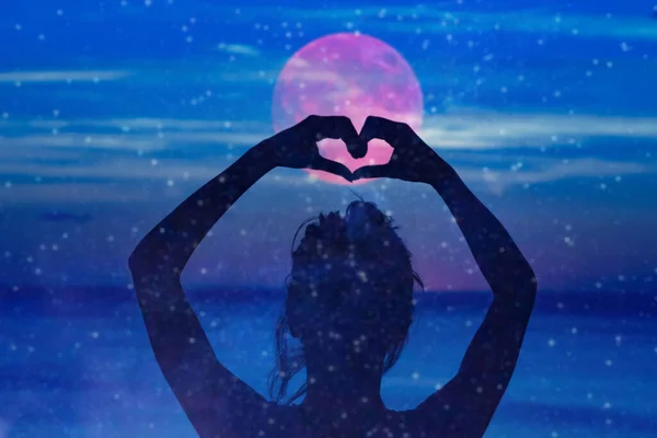 Sylwetka Dziewczyny Trzymającej Symbol Serca Miłości Gwiaździstym Nocnym Niebie — Zdjęcie stockowe