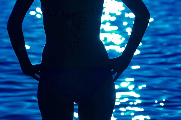 Silueta Una Mujer Con Horizonte Oceánico Lejano Por Noche — Foto de Stock