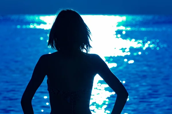 Silhouet Van Een Vrouw Met Verre Oceaanhorizon Nachts — Stockfoto