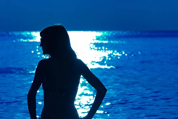 Sylwetka Kobiety Odległym Horyzontem Oceanicznym Nocy — Zdjęcie stockowe