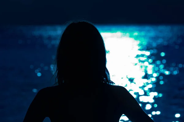 Geceleri Uzak Okyanus Ufkuna Sahip Bir Kadının Silueti — Stok fotoğraf