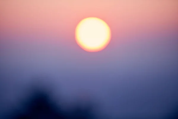 Сфокусированное Солнце Прямо Горизонтом Естественное Нефокусированное Изображение Фона — стоковое фото