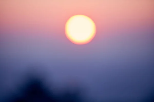 没有聚焦的太阳刚刚从地平线上升起 背景中的自然失焦图像 — 图库照片