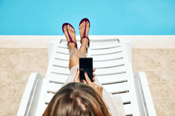 Young Woman Using Cellphone Swimming Pool — Stock Photo, Image