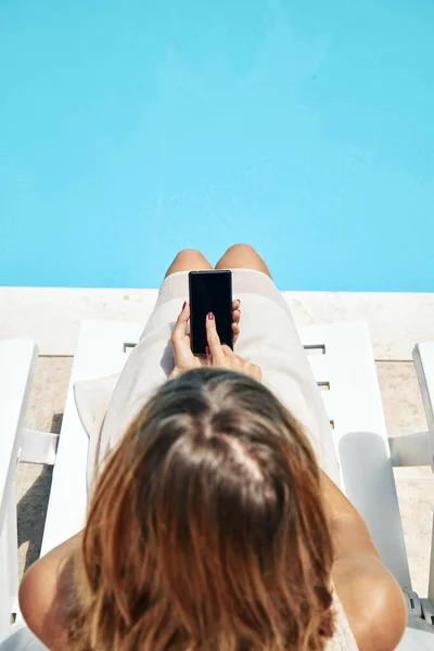 Молода Жінка Використовує Мобільний Телефон Біля Басейну — стокове фото