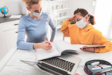 Virüsler, grip ve mevsimsel salgın zamanında özel öğretmen / anne ile evde eğitim, evde eğitim, sosyal temasta sağlıklı bir yaklaşım, koruyucu maske takan özel öğretmen / anne.