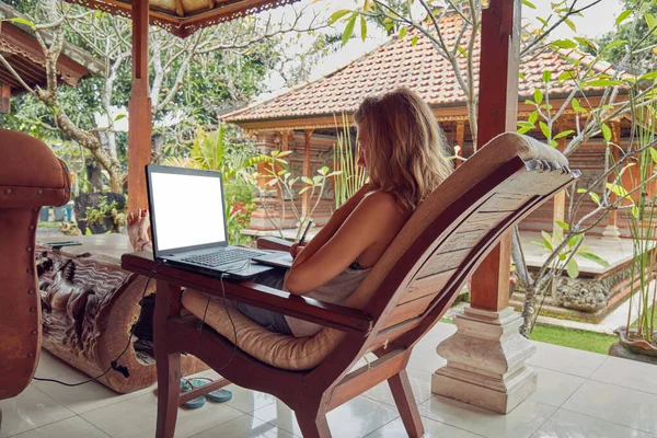 Freelancer Die Vanuit Een Veranda Werkt Modern Werk Werk Afstand — Stockfoto