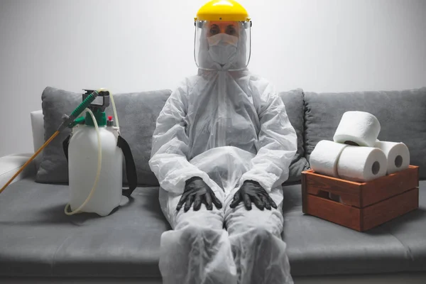 Person Med Toalettpapper Lager Och Skyddande Antiviral Mask Kostym Hjälm — Stockfoto