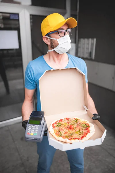 Repartidor Con Máscara Médica Protectora Sosteniendo Caja Pizza Días Virus — Foto de Stock