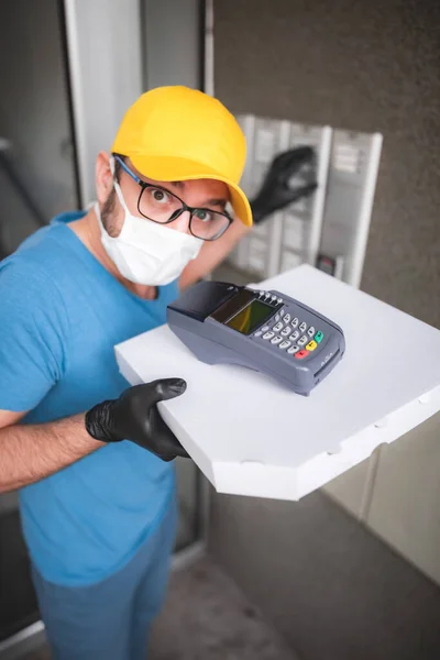 Repartidor Con Máscara Médica Protectora Sosteniendo Caja Pizza Días Virus — Foto de Stock