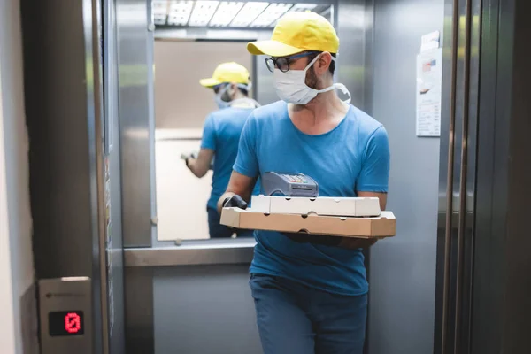 Leverancier Met Beschermend Medisch Masker Met Pizzadoos Dagen Van Virussen — Stockfoto