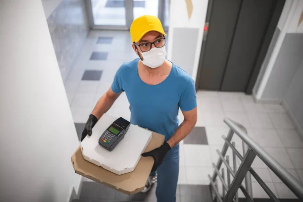 Leveringsmann Med Beskyttende Medisinsk Maske Som Holder Pizzaboks Dager Med – stockfoto