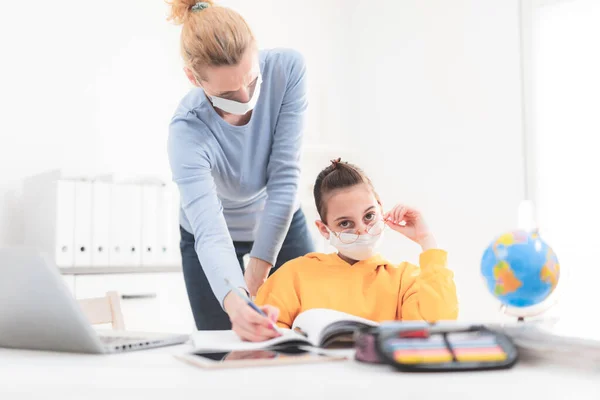 家庭教育 家庭教育 家庭教師 母親とウイルス インフルエンザ 季節性パンデミックの時の保護マスク 社会的接触における健康的なアプローチ — ストック写真