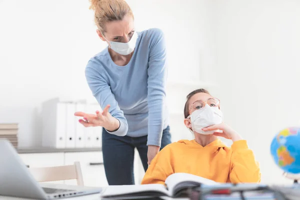 Kinderheim Mit Ausbildung Hausaufgabenbetreuung Mit Privatem Lehrer Mutter Mit Schutzmaske — Stockfoto