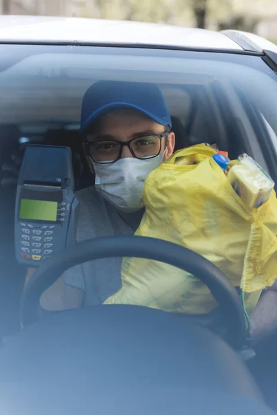 Leverancier Met Beschermend Masker Handschoenen Ontbloten Boodschappen Tijdens Vergrendeling Pandemie — Stockfoto