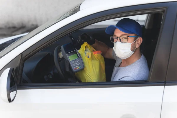 Repartidor Con Máscara Protectora Guantes Desbordando Comestibles Durante Encierro Pandemia — Foto de Stock