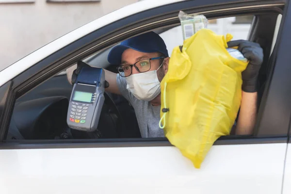 Repartidor Con Máscara Protectora Guantes Desbordando Comestibles Durante Encierro Pandemia — Foto de Stock