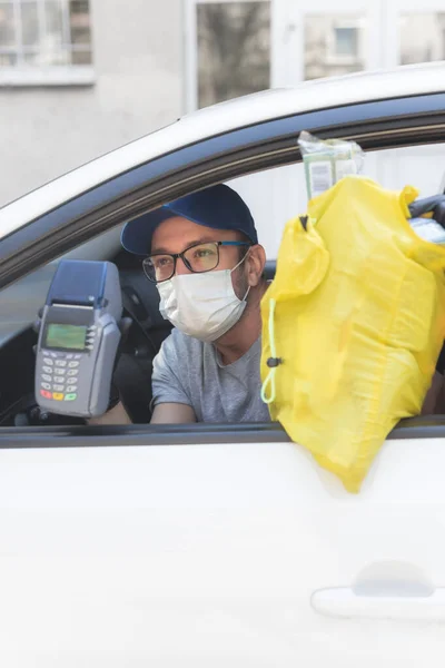 Leverancier Met Beschermend Masker Handschoenen Ontbloten Boodschappen Tijdens Vergrendeling Pandemie — Stockfoto