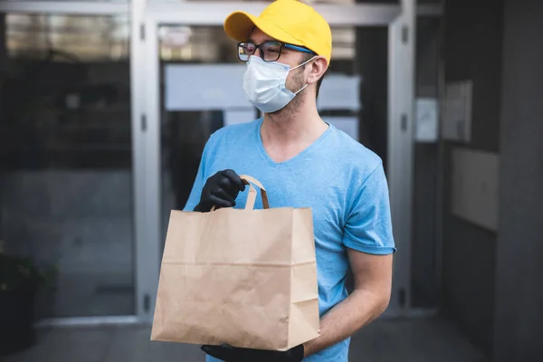 Repartidor Con Máscara Protectora Guantes Caja Sujeción Bolsa Con Comestibles — Foto de Stock