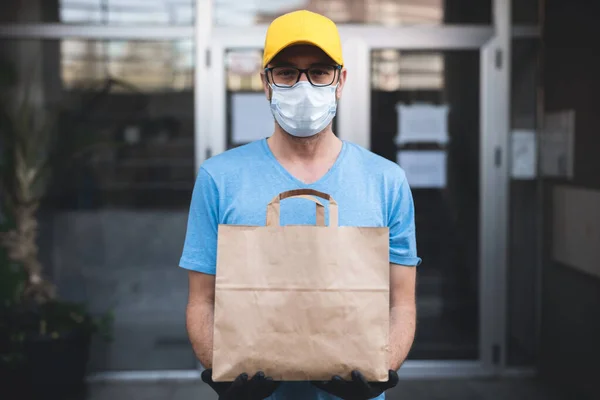 Repartidor Con Máscara Protectora Guantes Caja Sujeción Bolsa Con Comestibles — Foto de Stock