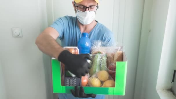 Consegna Ragazzo Con Maschera Protettiva Custodia Borsa Con Generi Alimentari — Video Stock