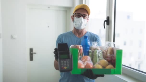 Consegna Ragazzo Con Maschera Protettiva Custodia Borsa Con Generi Alimentari — Video Stock