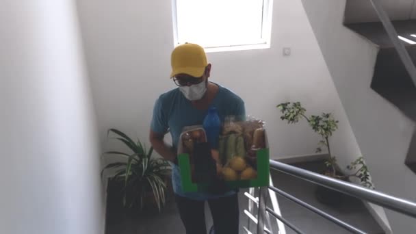 Koruyucu Maskeli Teslimatçı Bakkaliye Pos Dolu Bir Çanta Tutuyor — Stok video