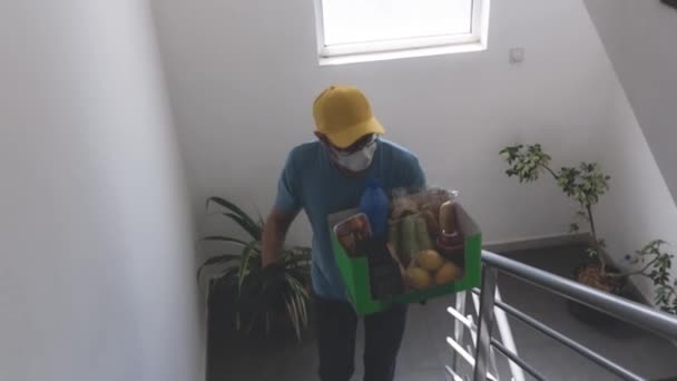 Koruyucu Maskeli Teslimatçı Bakkaliye Pos Dolu Bir Çanta Tutuyor — Stok video