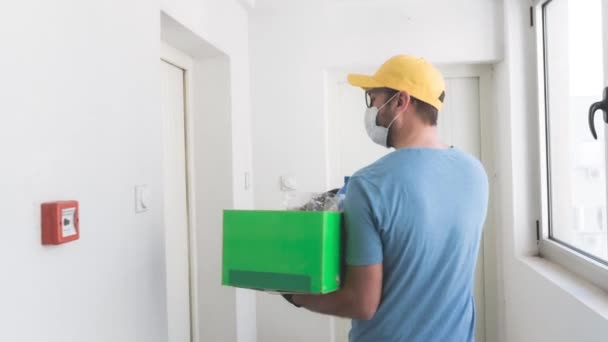 Tipo Entrega Con Caja Protectora Máscara Bolsa Con Comestibles Punto — Vídeos de Stock