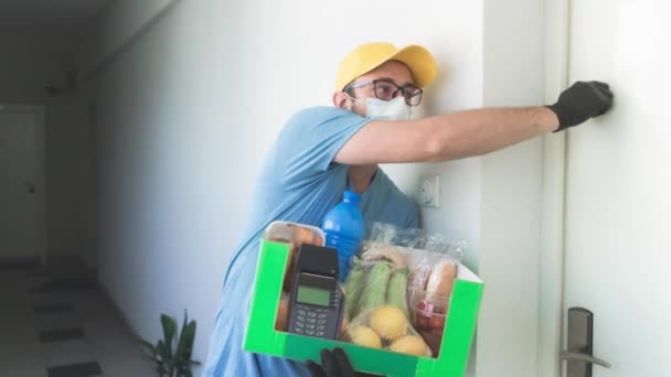 Entrega Cara Com Máscara Protetora Segurando Caixa Saco Com Mantimentos — Vídeo de Stock