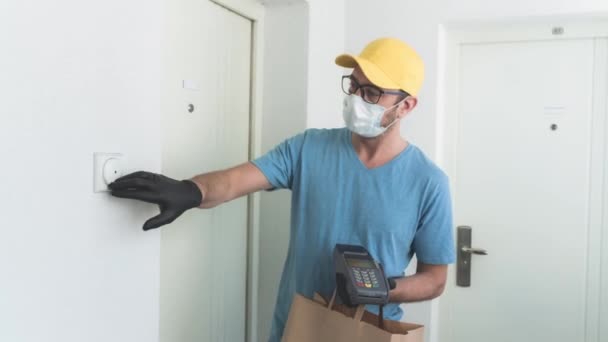 Tipo Entrega Con Caja Protectora Máscara Bolsa Con Comestibles Punto — Vídeos de Stock