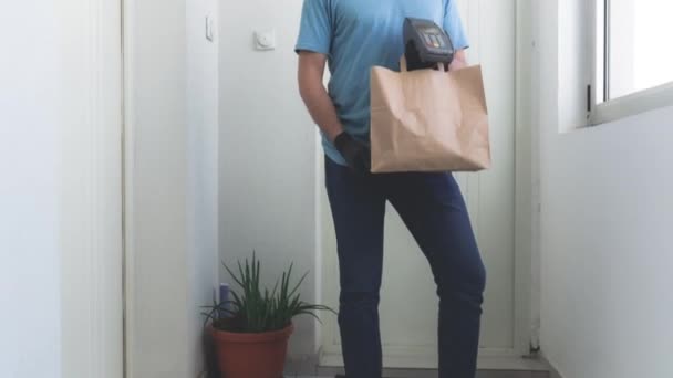 Delivery Guy Protective Mask Holding Box Bag Groceries Pos Contactless — Stock Video