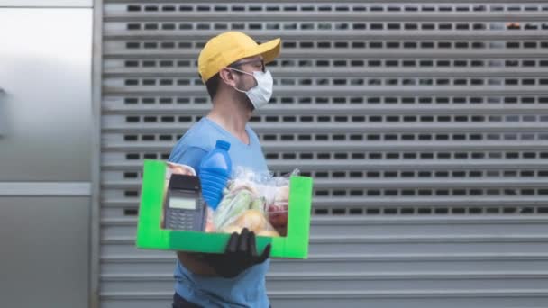 Zusteller Mit Schutzmaske Aufbewahrungsbox Tasche Mit Lebensmitteln Und Pos Für — Stockvideo