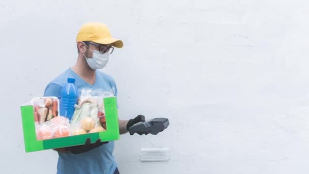 Zusteller Mit Schutzmaske Aufbewahrungsbox Tasche Mit Lebensmitteln Und Pos Für — Stockvideo